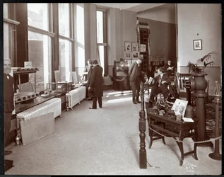 Männer bei einer Ausstellung von Sicherheitsvorrichtungen am American Institute of Social Service, New York, 1906-07